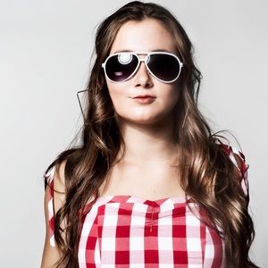 Meet your Posher, Simone